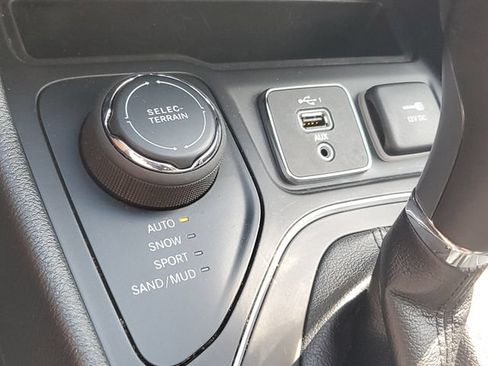 Used 2022 Jeep Cherokee Latitude w/ Sun & Sound Group AWD/4WD image 30