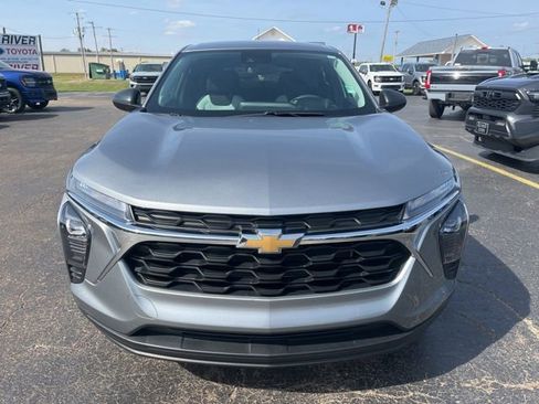 Used 2025 Chevrolet Trax LS w/ Driver Confidence Package FWD image 2