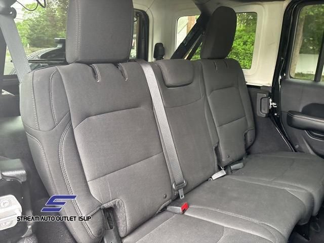 Used 2018 Jeep Wrangler Unlimited Sahara AWD/4WD image 15