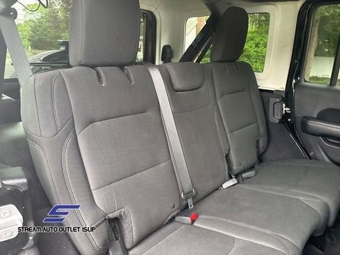 Used 2018 Jeep Wrangler Unlimited Sahara AWD/4WD image 15