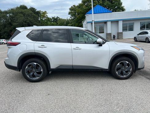 Used 2025 Nissan Rogue SV FWD image 4