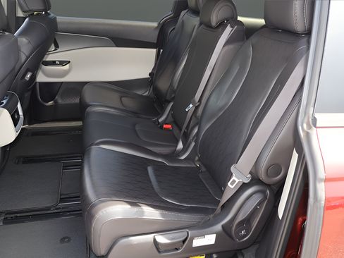 Used 2022 Kia Carnival LX FWD image 13