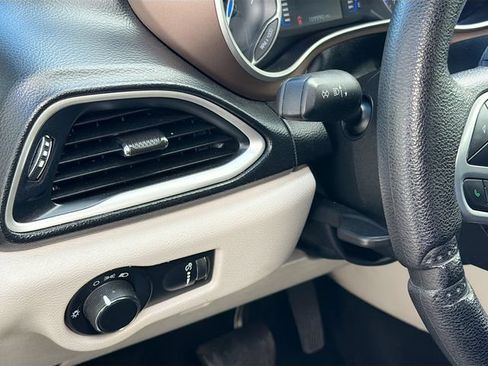 Used 2020 Chrysler Voyager L FWD image 10