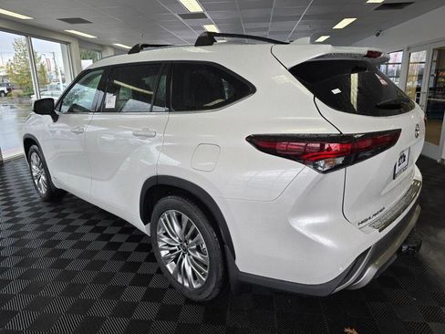 New 2026 Toyota Highlander Platinum image 5