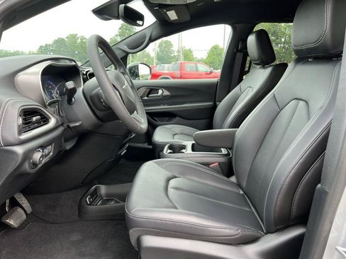 Used 2026 Chrysler Pacifica Select AWD/4WD image 3