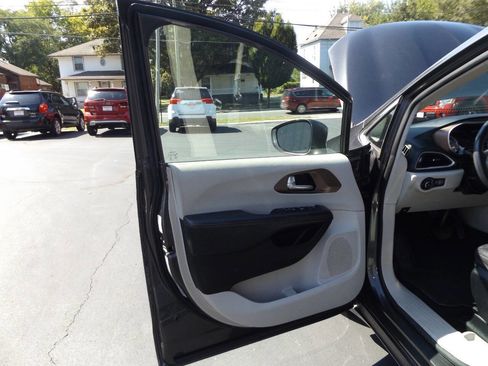 Used 2017 Chrysler Pacifica Touring-L image 17