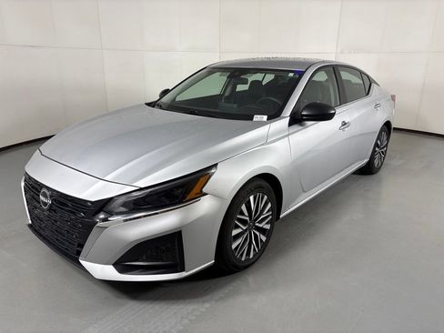 Used 2024 Nissan Altima 2.5 SV FWD image 4