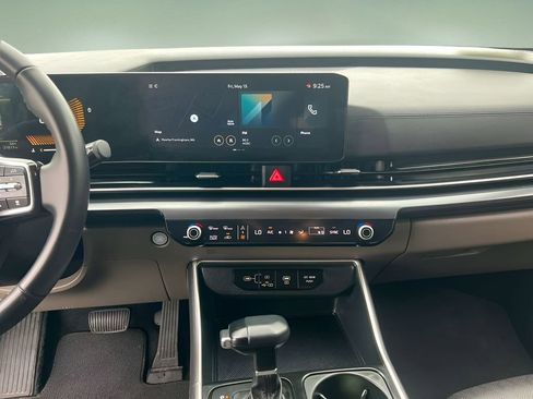 Used 2025 Kia Carnival FWD image 16