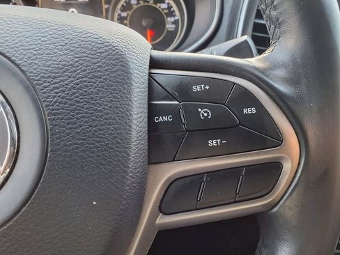 Used 2019 Jeep Cherokee Latitude Plus AWD/4WD image 18
