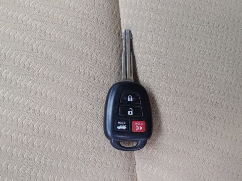 Used 2016 Toyota Camry SE image 32