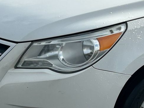 Used 2012 Volkswagen Routan SEL image 11