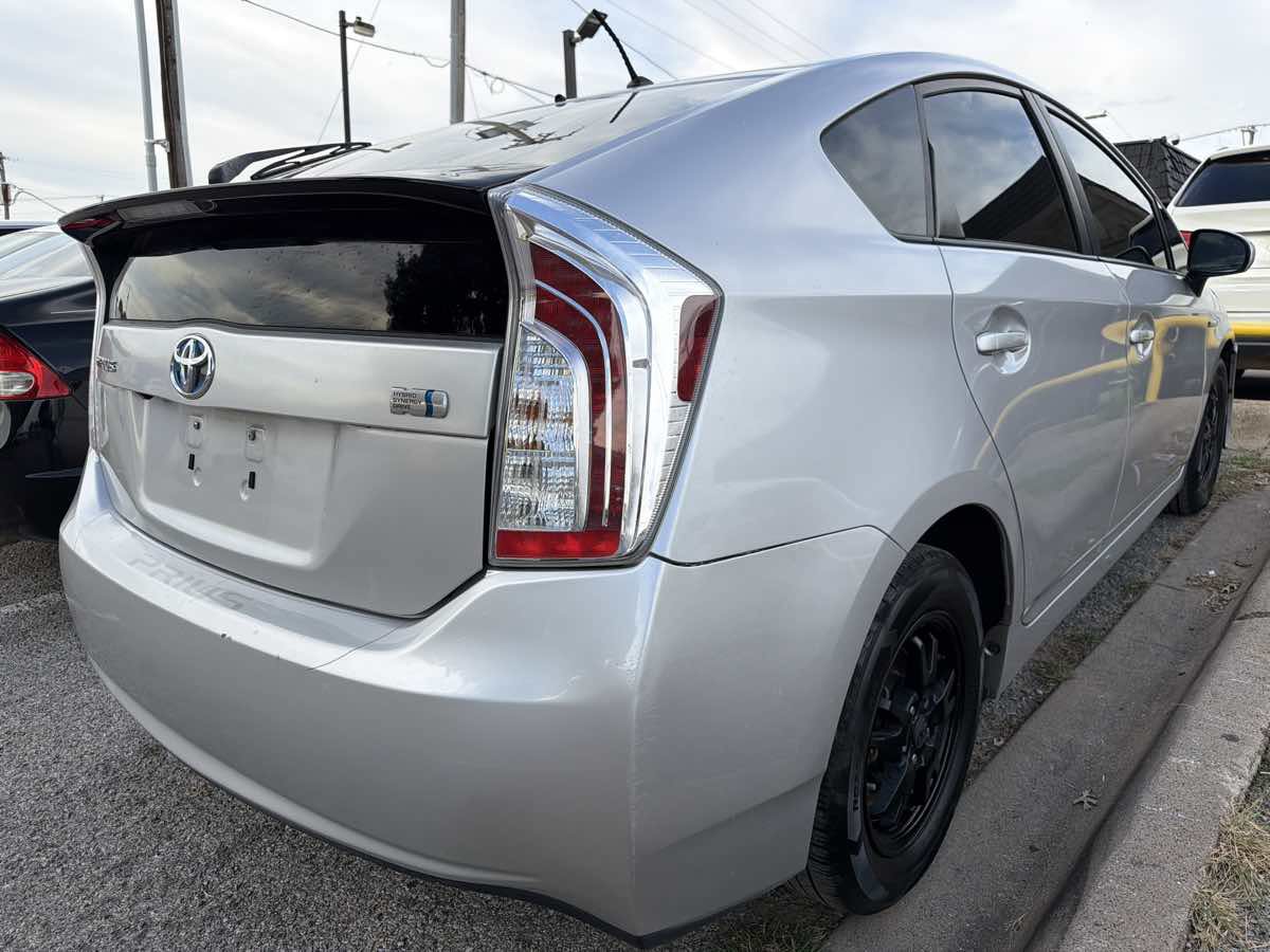 Used 2015 Toyota Prius Two w/ Preferred Accessory Package FWD image 3