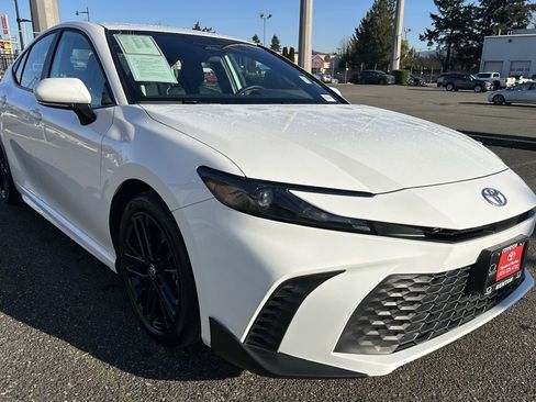 Certified 2025 Toyota Camry SE image 3