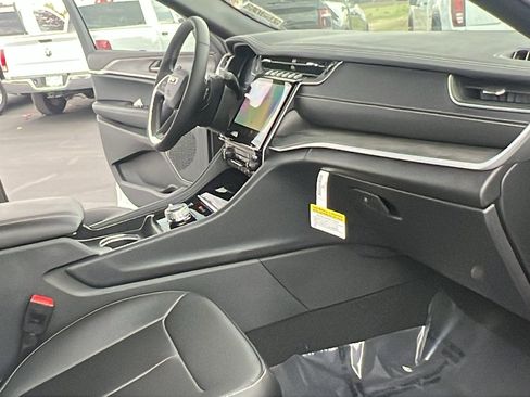 New 2025 Jeep Grand Cherokee Limited w/ Trailer Tow Package image 11