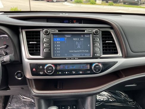 Used 2017 Toyota Highlander XLE AWD/4WD image 20