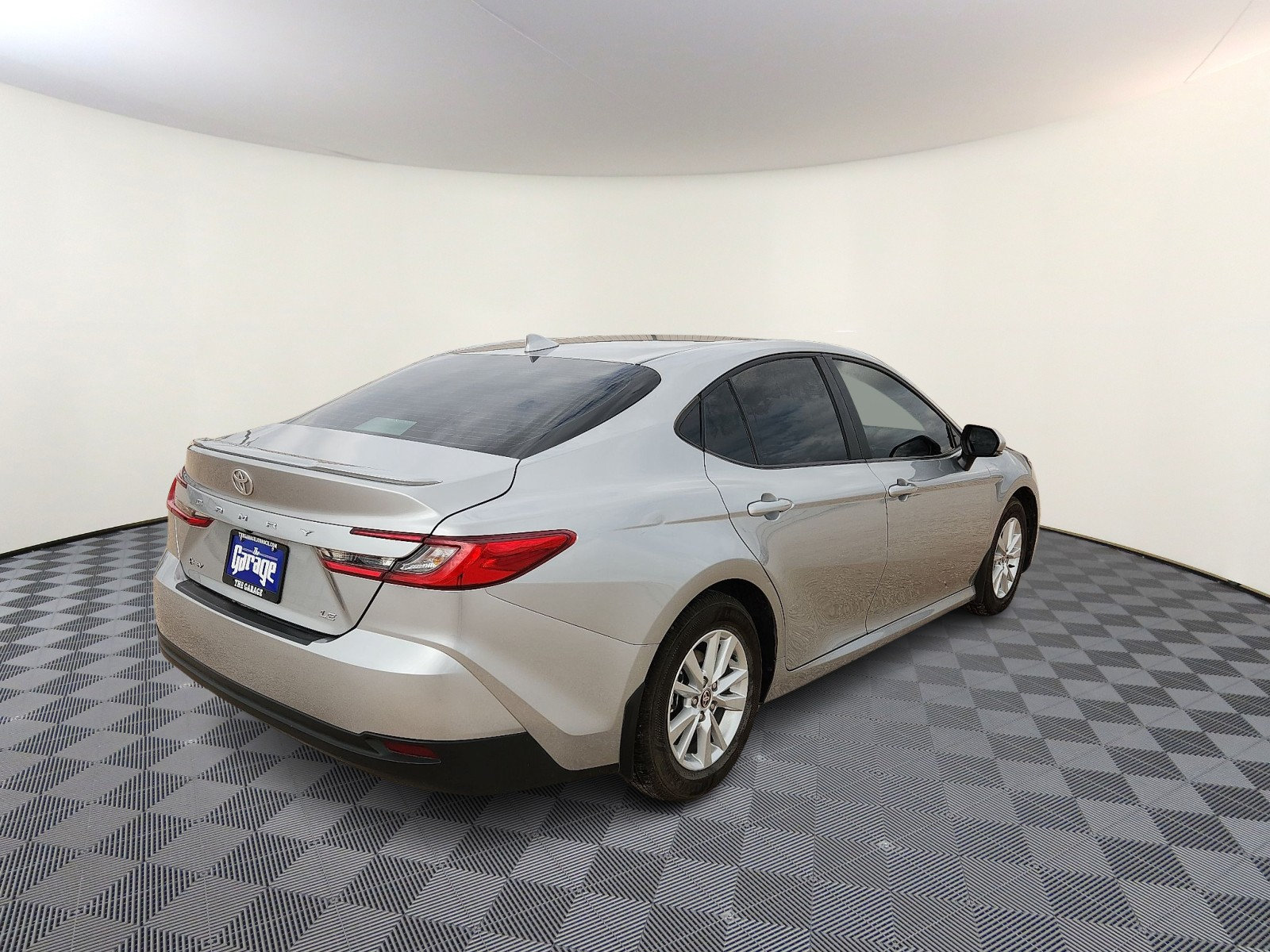Used 2025 Toyota Camry LE w/ Convenience Package FWD image 4