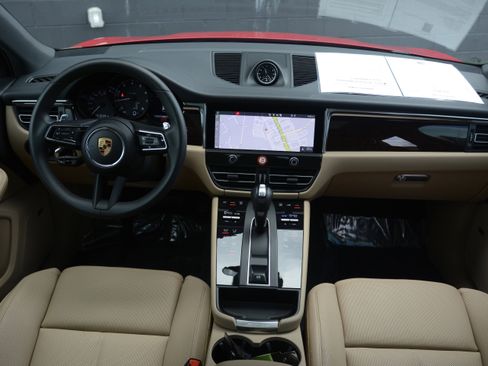 Certified 2025 Porsche Macan image 12