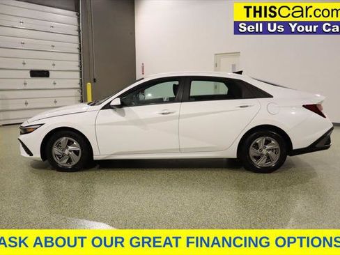 Used 2024 Hyundai Elantra SE FWD image 5
