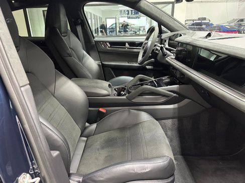 Used 2024 Porsche Cayenne Turbo GT image 34