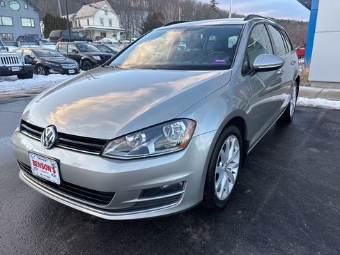 Used 2017 Volkswagen Golf SportWagen image 1