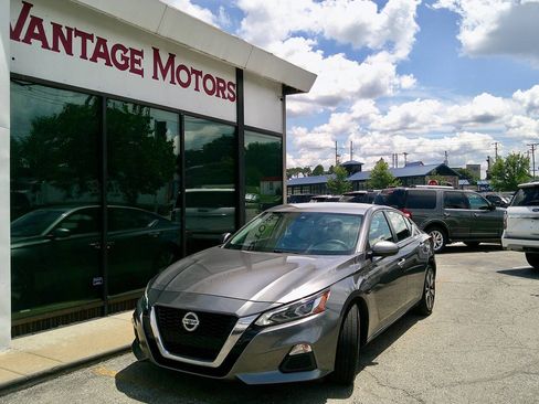 Used 2021 Nissan Altima 2.5 SV FWD image 1