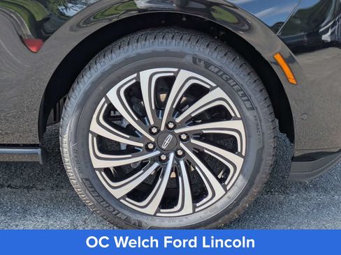 Certified 2025 Lincoln Navigator Black Label AWD/4WD image 7