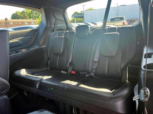 Used 2024 Chrysler Pacifica Limited FWD image 17