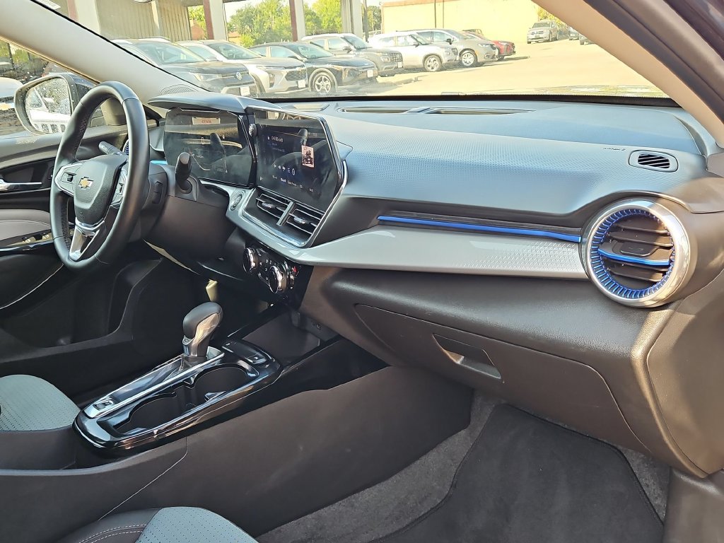 Used 2025 Chevrolet Trax LT w/ LT Convenience Package FWD image 32