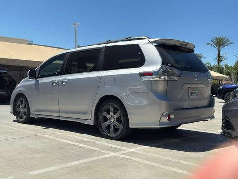 Used 2015 Toyota Sienna SE Premium FWD image 2