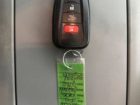 Used 2023 Toyota Highlander XLE AWD/4WD image 32