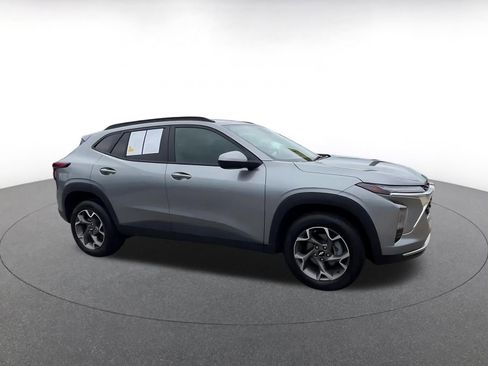 Used 2025 Chevrolet Trax LT FWD image 2