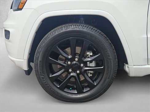 Used 2022 Jeep Grand Cherokee Laredo X image 24