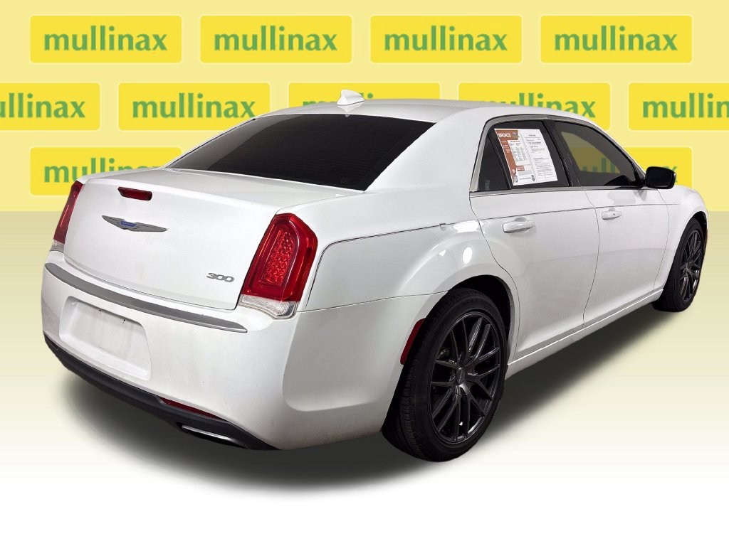 Used 2018 Chrysler 300 Touring w/ Chrome Appearance Package RWD image 4