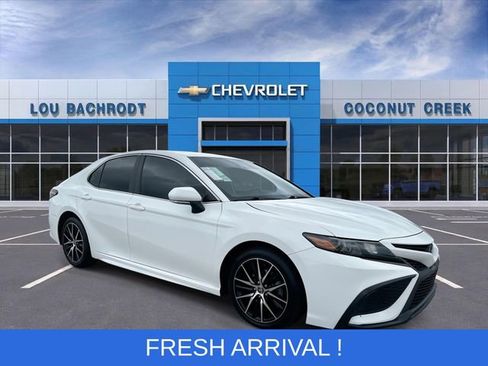 Used 2023 Toyota Camry SE image 2