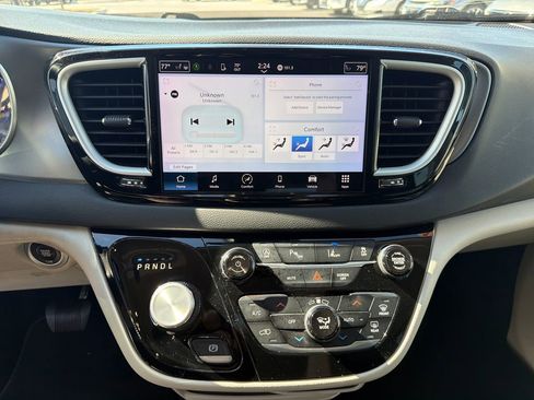 Used 2023 Chrysler Pacifica Touring-L image 34