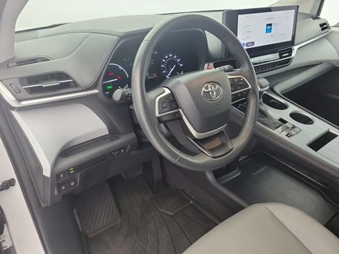 Used 2025 Toyota Sienna XLE FWD image 21