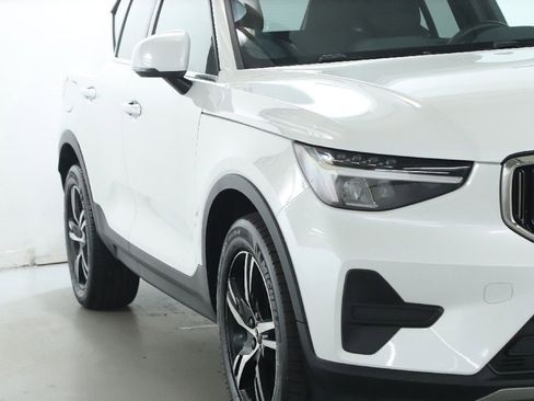 Used 2024 Volvo XC40 B5 Core image 8