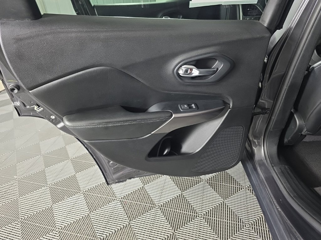 Used 2019 Jeep Cherokee Limited AWD/4WD image 28
