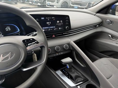 Used 2024 Hyundai Elantra SE image 27