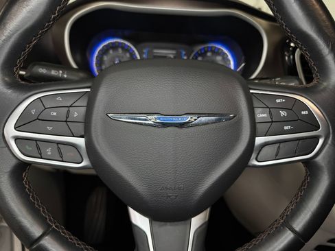 Used 2017 Chrysler Pacifica Touring-L FWD image 15