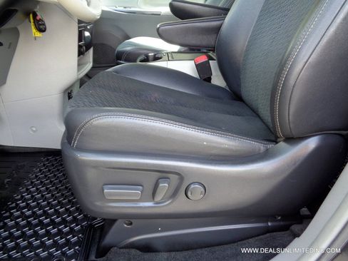 Used 2013 Toyota Sienna SE FWD image 7