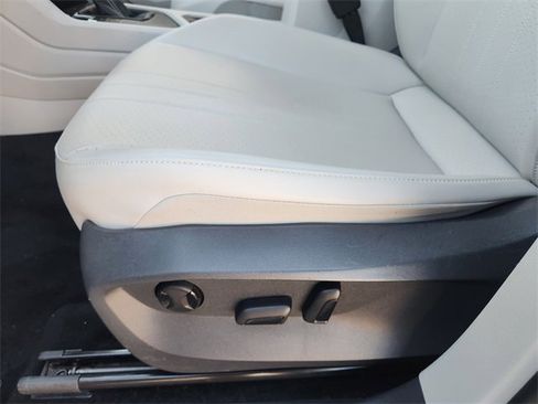 Used 2023 Volkswagen Tiguan SE image 27