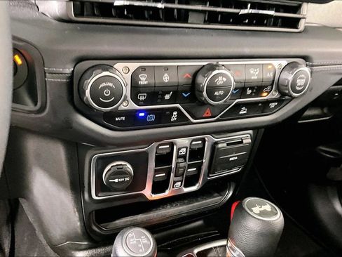 Used 2025 Jeep Wrangler Unlimited Sahara AWD/4WD image 14