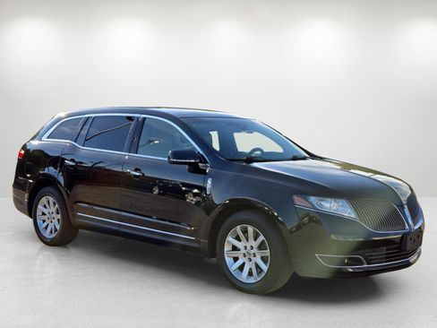 Used 2014 Lincoln MKT image 4