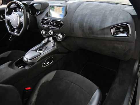 Used 2019 Aston Martin V8 Vantage Coupe image 10