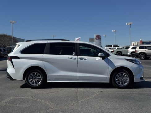 Used 2025 Toyota Sienna XLE w/ XLE Plus Package image 7