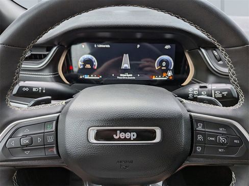 Used 2023 Jeep Grand Cherokee Altitude image 33