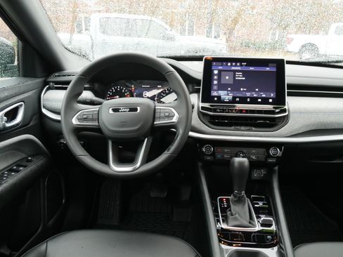 Used 2024 Jeep Compass Latitude image 18