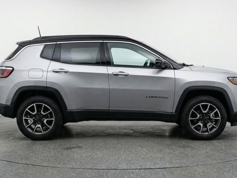 Used 2025 Jeep Compass Trailhawk AWD/4WD image 11