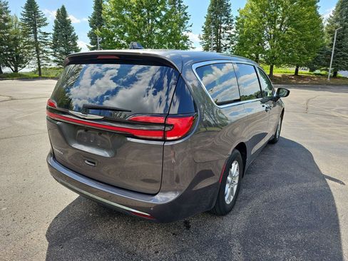 Used 2023 Chrysler Pacifica Touring-L FWD image 6
